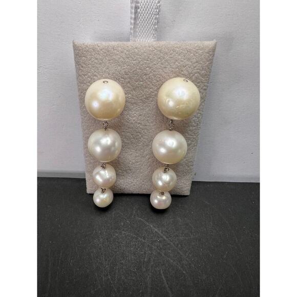 Graduated dangling pearl earrings in sterling silver - Picture 8 of 11